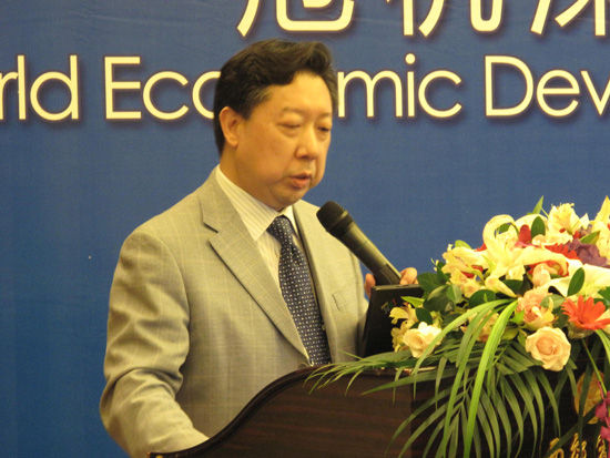 由复旦大学主办、韩国高等教育财团赞助的“上海论坛”2012年5月26日-28日在上海召开。图为BETVICTOR教授张礼卿演讲。